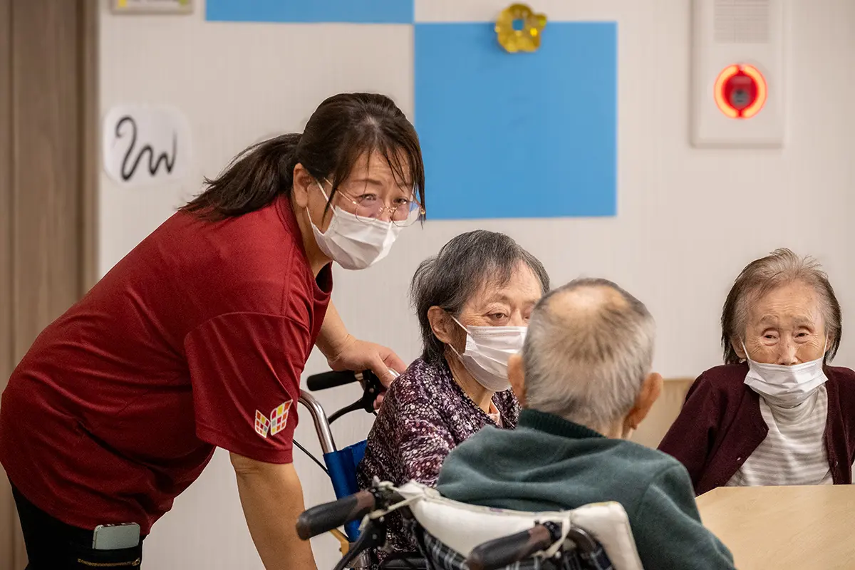 明るい職員と共に<br />
楽しい生活を